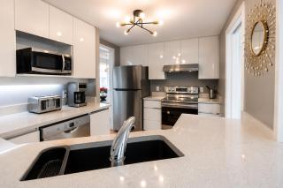 Your Downtown Vancouver Escape, Spacious, Serene & Scenic - 6
