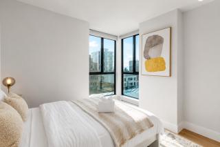 Your Downtown Vancouver Escape, Spacious, Serene & Scenic - 4