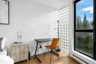 Your Downtown Vancouver Escape, Spacious, Serene & Scenic - 5