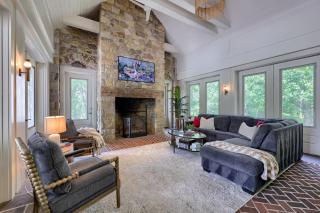 The Stone Cottage w- fireplace -hot tub - 5