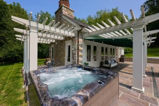 The Stone Cottage w- fireplace -hot tub - 8