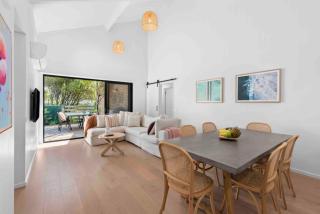 So Beachy! 200m to the beach or shops! Sleeps 8 - 9