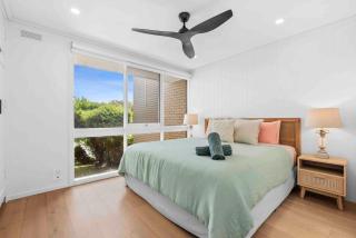 So Beachy! 200m to the beach or shops! Sleeps 8 - 7