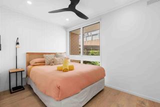 So Beachy! 200m to the beach or shops! Sleeps 8 - 2