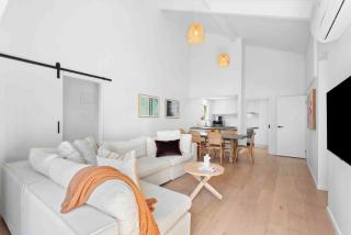 So Beachy! 200m to the beach or shops! Sleeps 8 - 1