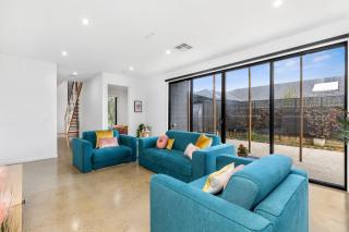 Bayview Luxe- Sleeping 14, Pet Friendly, Views- 4 bedroom, lounge with sofa beds - 6
