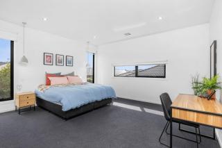Bayview Luxe- Sleeping 14, Pet Friendly, Views- 4 bedroom, lounge with sofa beds - 5