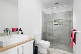 Kismet 3 bedroom luxury townhouse secure back yard walk to the beach and shops Family friendly Double garage parking WIFI - 7