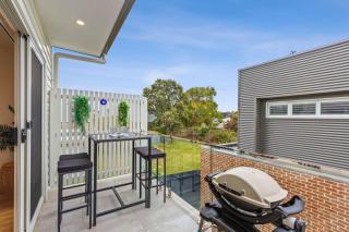 Kismet 3 bedroom luxury townhouse secure back yard walk to the beach and shops Family friendly Double garage parking WIFI - 3