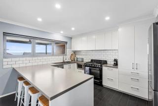 Hood Road Beach House- Hamptons inspired sleeps 9 - 9