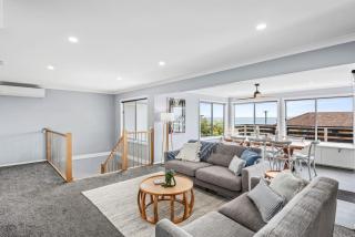 Hood Road Beach House- Hamptons inspired sleeps 9 - 5