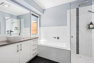 Hood Road Beach House- Hamptons inspired sleeps 9 - 1