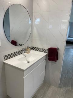 Whitianga downstairs flat with car boat parking - 5