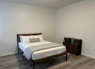 Large Furnished Room with all utilities with Shared kitchen and baths Room 3 - 0