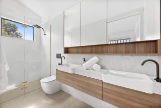 Beach Luxury On The Park - Brand New 2 bedroom 3 Bathroom Carport Shops 100m Beach 500m Aircon Heating Gas fireplace WIFI - 8