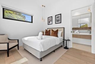 Beach Luxury On The Park - Brand New 2 bedroom 3 Bathroom Carport Shops 100m Beach 500m Aircon Heating Gas fireplace WIFI - 3