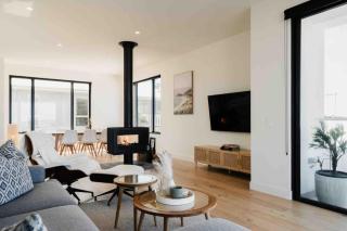 La Bella Beach House-Sleeping 9, Wood Fire, Aircon - 9