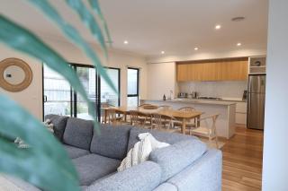 Madeley Family Getaway- Sleeping 8, central, aircon, close to shops, beach, parks, spacious - 0