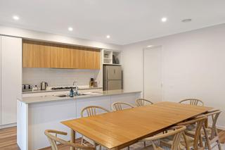 Madeley Family Getaway- Sleeping 8, central, aircon, close to shops, beach, parks, spacious - 8