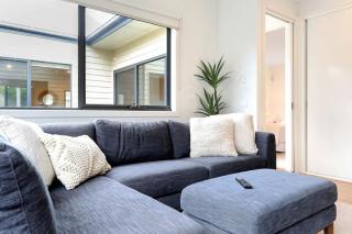Madeley Family Getaway- Sleeping 8, central, aircon, close to shops, beach, parks, spacious - 4