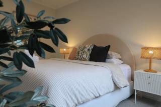 Madeley Family Getaway- Sleeping 8, central, aircon, close to shops, beach, parks, spacious - 1