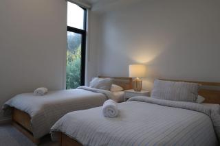 Madeley Family Getaway- Sleeping 8, central, aircon, close to shops, beach, parks, spacious - 2
