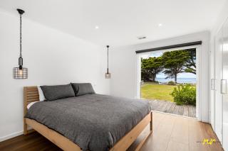 The Esplanade Indented Heads- Beach front, Luxury, Sleeps 8, Spacious, Aircon, Heating, - 9