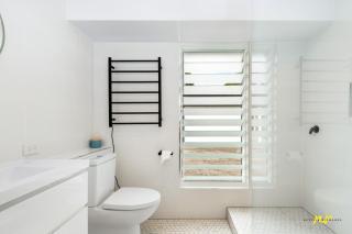 The Esplanade Indented Heads- Beach front, Luxury, Sleeps 8, Spacious, Aircon, Heating, - 4