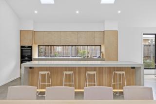Duneview Luxe Ocean Grove Sleeps 8, 4 bedroom, aircon,heating throughout, Designer quality, Perfect wedding stay, family friendly, Beach, Park, Shops - 8