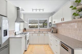 Swan Beach House for 7 Pet friendly Modern Aircon Walking distance to Beach and walking tracks - 7