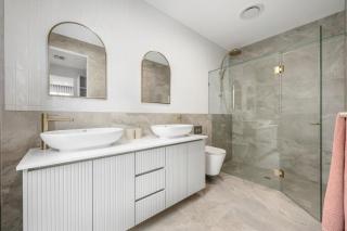Oceans 10 Lux Beach house 5 bedroom Parking Aircon Spa Bath - Indented Head - 6