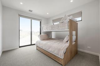 Oceans 10 Lux Beach house 5 bedroom Parking Aircon Spa Bath - Indented Head - 3