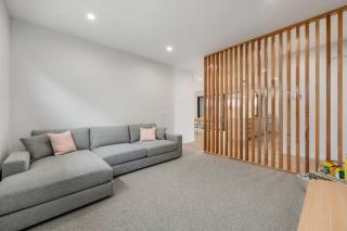 Oceans 10 Lux Beach house 5 bedroom Parking Aircon Spa Bath - Indented Head - 1