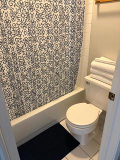 J Luxury Suites Cute & Cozy 1Br Bi Level Loft Style Apt - 1