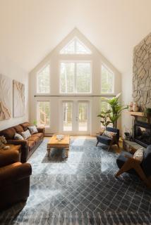 Birch Grove Chalet, Hot Tub, Golf, Private Forest - 4