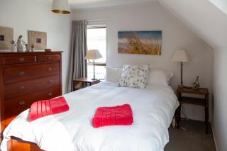 Sunny 3-Bed Family Home in Remuera with a Garden, BBQ & Free Parking - 6