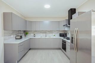 Tropical Haven 5BR Luxury Villa Near Palm Beach - 6
