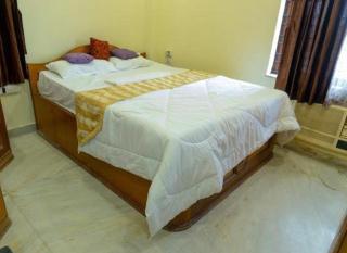 Peaceful Home Stay Kolkata AC Room A - 5