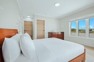 Tropical Haven 5BR Luxury Villa Near Palm Beach - 1