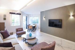 Central 2BR Apartment with Parking by HolyGuest - 9