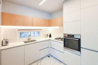Central 2BR Apartment with Parking by HolyGuest - 5
