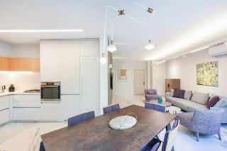 Central 2BR Apartment with Parking by HolyGuest - 4