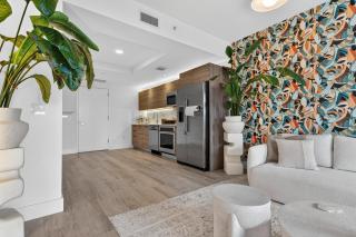 NEW Luxury Hyde Midtown Condo, Pool, Gym & Parking - 2