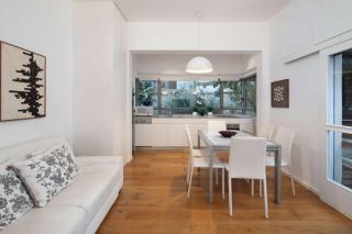 Renovated 2BR Bauhaus Apt in Gordon by HolyGuest - 7