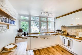 Homely 4 Bedroom House in Brixton - 9