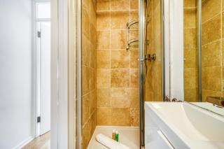 Homely 4 Bedroom House in Brixton - 2