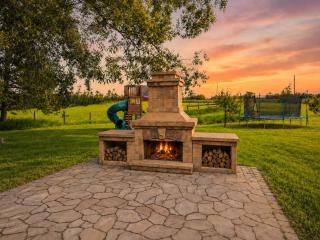 Huge 6BR Farmhouse Retreat 70 Acres Game and Sport Rm - 0