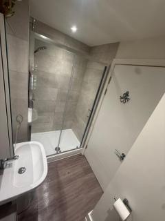 Number 15 Luxurious Two Bedroom Apartment - free secure parking - 6