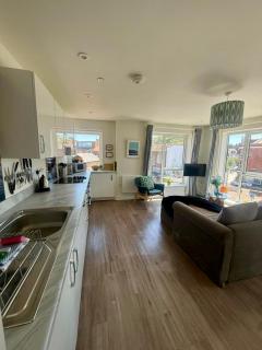 Number 15 Luxurious Two Bedroom Apartment - free secure parking - 9