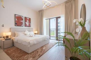 Stylish 2BR with Balcony Luxe Golfside Retreat - 9